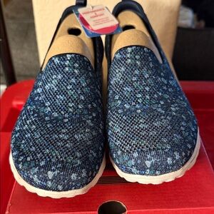 Sketchers Go Walk Classic Slip-On Shoes 9.5
Navy w flower pattern